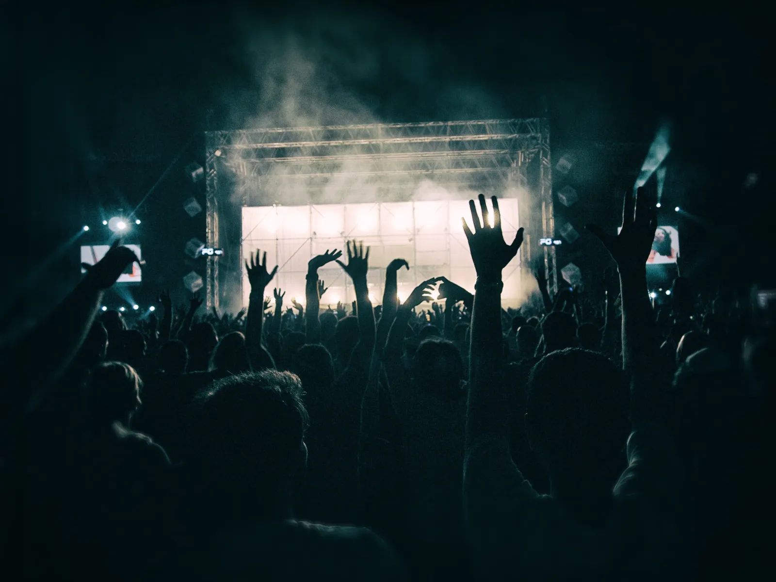 Folla a un concerto estivo — guida agli eventi musicali in Puglia per l'estate 2026